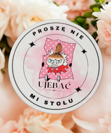 Podkładka pod kubek z motywem Małej Mi i napisem "Proszę nie ujebać mi stołu"