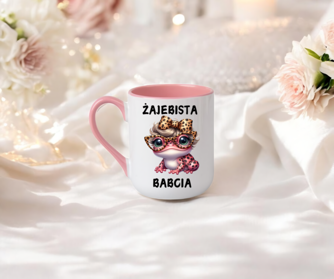 Kubek z serri combo 330 ml z napisem " Żajebista babcia"